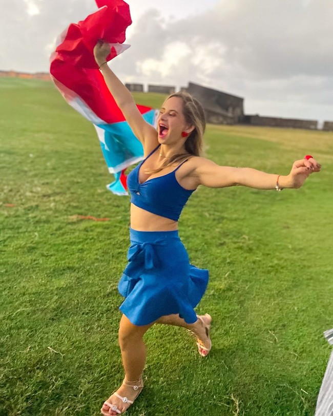 Suatu hari aku memimpikannya, aku mengusahakannya dan ini adalah impian yang terwujud. Aku akhirnya bisa memberi tahu kalian rahasia besarku. Aku adalah model dengan Down syndrome pertama Victorias Secret, ungkapnya di Instagram. Foto: Instagram @sofiajirau