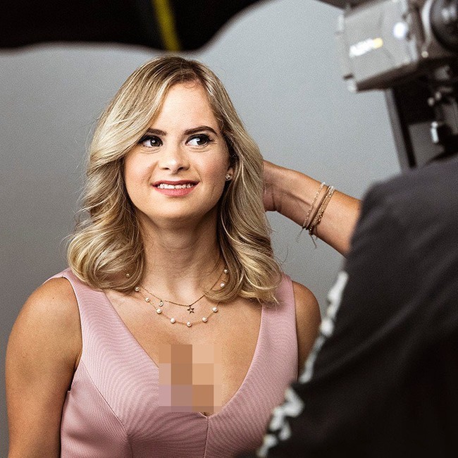  Beberapa waktu lalu Sofia Jirau mengumumkan di Instagram bahwa ia akan menjadi bagian koleksi terbaru VS, Love Cloud. Wanita 25 tahun tersebut pun mengunggah beberapa fotonya sebelum resmi dirilis kemarin. Foto: Instagram @sofiajirau