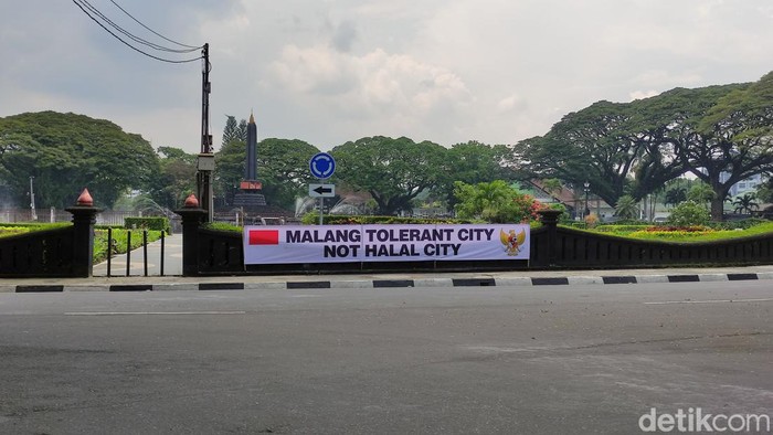 Spanduk Malang Tolerant City Not Halal City sempat muncul di Alun-alun Tugu, depan DPRD dan Balai Kota Malang. Apa maksud pemasangan spanduk tersebut?