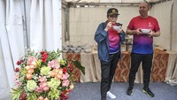 Selain itu mereka juga tampak menikmati hidangan khas Betawi hingga pelepasliaran burung.