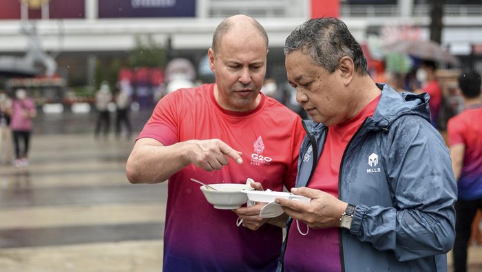 Menteri Keuangan Sri Mulyani Indrawati (kiri) menyaksikan Menteri Keuangan Australia Josh Frydenberg (tengah), dan Gubernur Bank Indonesia Perry Warjiyo (kanan) saat mengikuti 'social program' dalam rangkaian Pertemuan Tingkat Menteri Keuangan dan Gubernur Bank Sentral G20 atau Finance Ministers and Central Bank Governors (FMCBG) G20 di Kompleks Gelora Bung Karno (GBK), Senayan, Jakarta, Jumat (18/2/2022). Dalam kesempatan tersebut sejumlah Menteri Keuangan, Gubernur Bank Sentral, serta perwakilan lembaga keuangan internasional berolahraga bersama, menikmati hidangan khas Betawi hingga pelepasliaran burung. ANTARA FOTO/M Risyal Hidayat/POOL/aww.