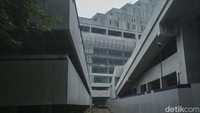 Seperti Gedung Panjang yang memiliki 14 lantai yang meliputi ruang pameran, ritel, working space, perpusda, arsip HB Jassin hingga wisma seni.