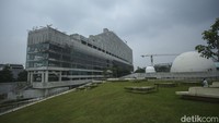 Gedung ini juga memiliki fakta unik yaitu terinspirasi dari kapal pinisi dan desainnya yang terinspirasi dari lagu Rayuan Pulau Kelapa.