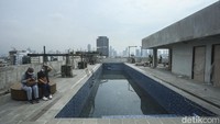 Gedung Panjang juga memiliki pemandangan yang indah dan dilengkapi dengan kolam renang lho.