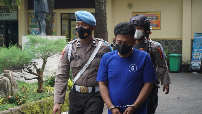 SM, tersangka dalam kasus pembakaran barang milik mantan istri di Purbalingga