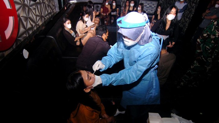 Tenaga kesehatan melakukan tes usap antigen COVID-19 kepada pekerja tempat hiburan malam di Tegal, Jawa Tengah, Kamis (17/2/2022) malam. Tim gabungan Satgas COVID-19 melakukan tes usap dan sidak penerapan protokol kesehatan di sejumlah titik tempat hiburan malam guna mencegah dan mengendalikan penyebaran COVID-19. ANTARA FOTO/Oky Lukmansyah/aww.