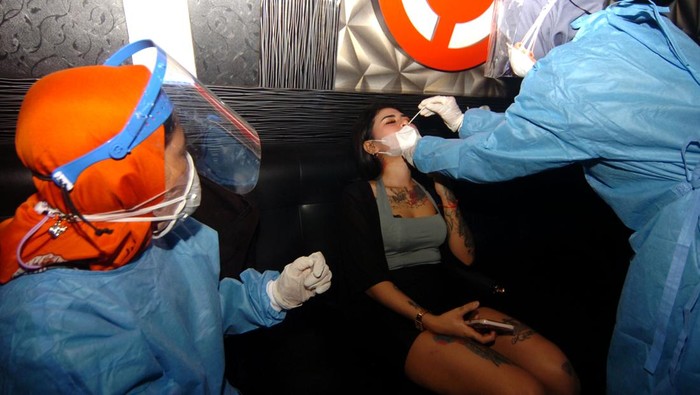 Tenaga kesehatan melakukan tes usap antigen COVID-19 kepada pekerja tempat hiburan malam di Tegal, Jawa Tengah, Kamis (17/2/2022) malam. Tim gabungan Satgas COVID-19 melakukan tes usap dan sidak penerapan protokol kesehatan di sejumlah titik tempat hiburan malam guna mencegah dan mengendalikan penyebaran COVID-19. ANTARA FOTO/Oky Lukmansyah/aww.