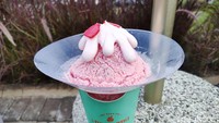 Kakigori alias es serut asal Jepang ini disajikan dengan tampilan cantik khas dessert Jepang. Ditempatkan dalam wadah berbentuk piring dengan cekungan pada bagian tengahnya. Foto: detikFood/Devi S. Lestari