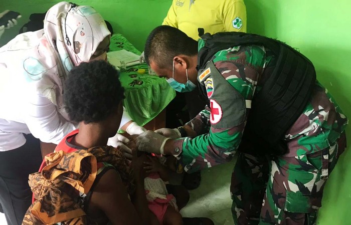 TNI Bantu Layanan Posyandu di Perbatasan Prajurit Satgas Pamtas RI-PNG Yonif 126/Kala Cakti Pos Waris bantu para Tenaga Kesehatan (Nakes) Puskesmas Model dalam kegiatan bakti kesehatan Pos Pelayanan Terpadu (Posyandu) dalam rangka meningkatkan dan memeratakan pelayanan kesehatan balita di Kampung Banda, Distrik Waris, Kabupaten Keerom.