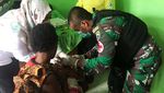 TNI Bantu Layanan Posyandu di Perbatasan