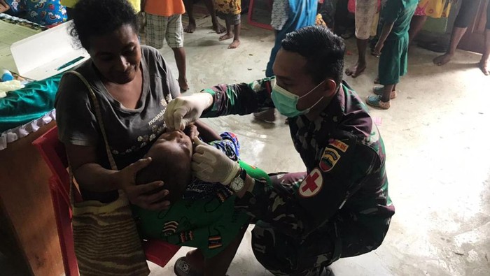 TNI Bantu Layanan Posyandu di Perbatasan Prajurit Satgas Pamtas RI-PNG Yonif 126/Kala Cakti Pos Waris bantu para Tenaga Kesehatan (Nakes) Puskesmas Model dalam kegiatan bakti kesehatan Pos Pelayanan Terpadu (Posyandu) dalam rangka meningkatkan dan memeratakan pelayanan kesehatan balita di Kampung Banda, Distrik Waris, Kabupaten Keerom.