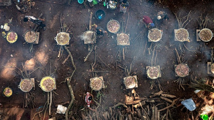 Warga berziarah di petilasan tokoh ulama KH Ashari saat tradisi Nyadran di kompleks pemakaman Sentono, Kelurahan Ngijo, Gunungpati, Semarang, Jawa Tengah, Kamis (17/2/2021). Tradisi turun temurun penyembelihan hingga 57 ekor kambing, memasak daging dan dilanjutkan doa bersama serta ziarah ke petilasan tokoh ulama setempat KH Asyari serta makam keluarga itu sebagai wujud rasa syukur warga atas limpahan rezeki yang diberikan Allah SWT sekaligus dalam rangka menyambut bulan suci Ramadan. ANTARA FOTO/Aji Styawan/rwa.