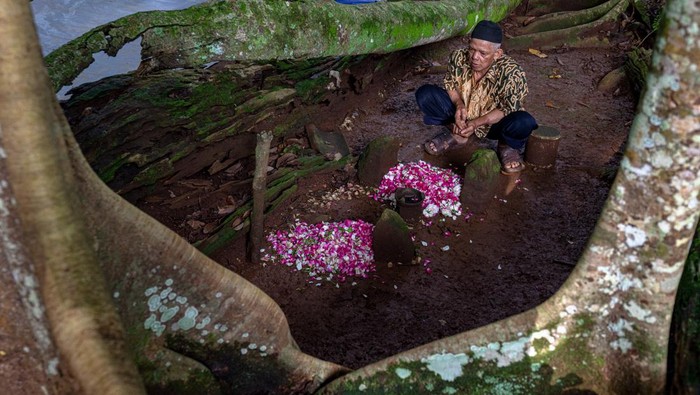 Warga berziarah di petilasan tokoh ulama KH Ashari saat tradisi Nyadran di kompleks pemakaman Sentono, Kelurahan Ngijo, Gunungpati, Semarang, Jawa Tengah, Kamis (17/2/2021). Tradisi turun temurun penyembelihan hingga 57 ekor kambing, memasak daging dan dilanjutkan doa bersama serta ziarah ke petilasan tokoh ulama setempat KH Asyari serta makam keluarga itu sebagai wujud rasa syukur warga atas limpahan rezeki yang diberikan Allah SWT sekaligus dalam rangka menyambut bulan suci Ramadan. ANTARA FOTO/Aji Styawan/rwa.