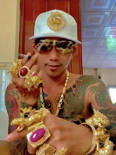 Pria jadi sensasi pakai perhiasan emas seberat 2 kg.