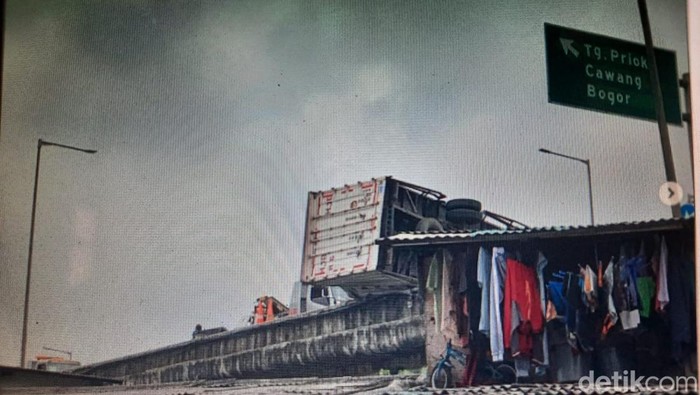 Truk boks mengalami kecelakaan tunggal di Tol Pelabuhan Tanjung Priok. Muatan truk hampir terjatuh (Repro detikcom)