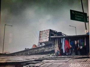 Truk Terguling di Tol Pelabuhan Tanjung Priok, Lalin Arah Cawang Macet