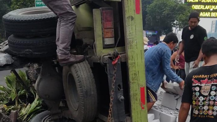 Truk terguling di Jalan MT Haryono, Cawang