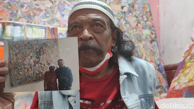 Umar Sumarta (77), pelukis lukisan Jenderal Dudung dan toleransi. Umar juga merupakan guru Dudung saat masih SMP