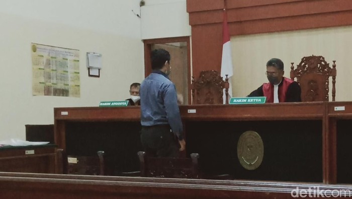 Utomo Kurniawan selaku pemohon praperadilan kasus buku Matur Jujur saat sidang di PN Klaten, Jumat (18/2/2022).