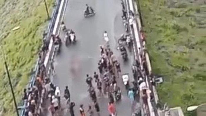 Video dua orang pelajar yang terlibat adu jotos di Bendungan Titab Bali viral di medsos. Ternyata, ini penyebab keduanya hingga duel. (Screenshot video viral)