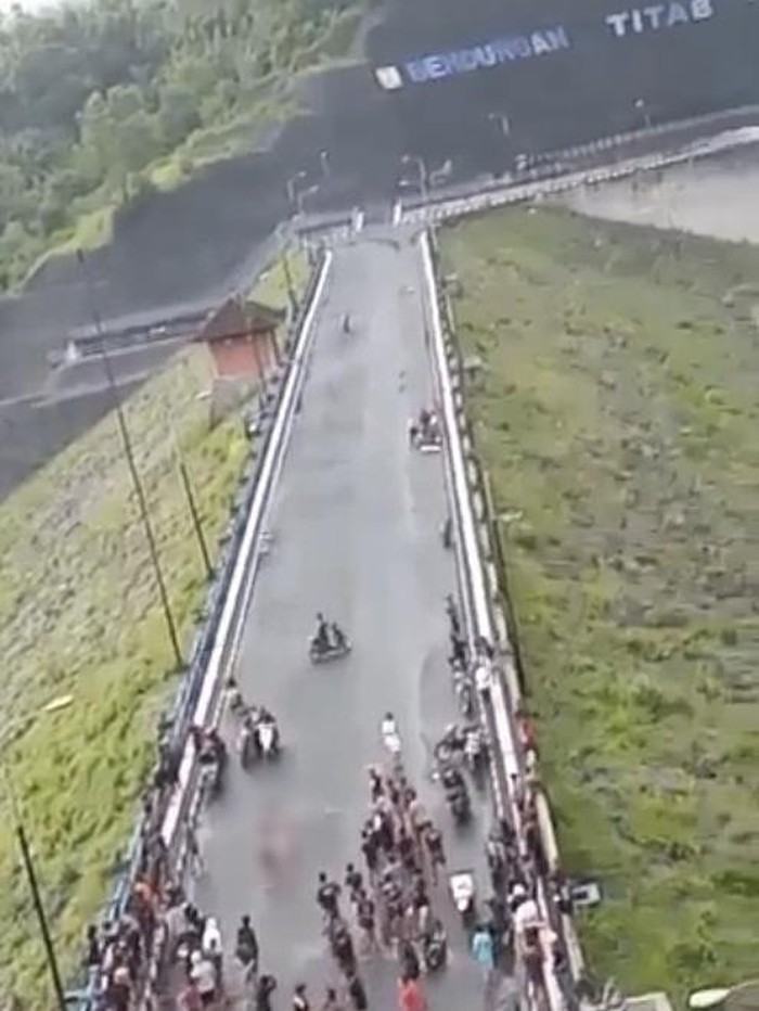 Video dua orang pelajar yang terlibat adu jotos di Bendungan Titab Bali viral di medsos. Ternyata, ini penyebab keduanya hingga duel. (Screenshot video viral)