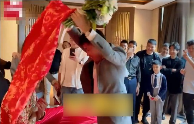 viral momen pria cium pengantin