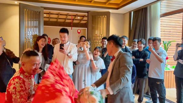 viral momen pria cium pengantin