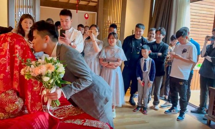 viral momen pria cium pengantin