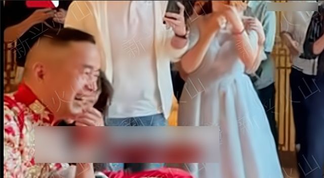 viral momen pria cium pengantin