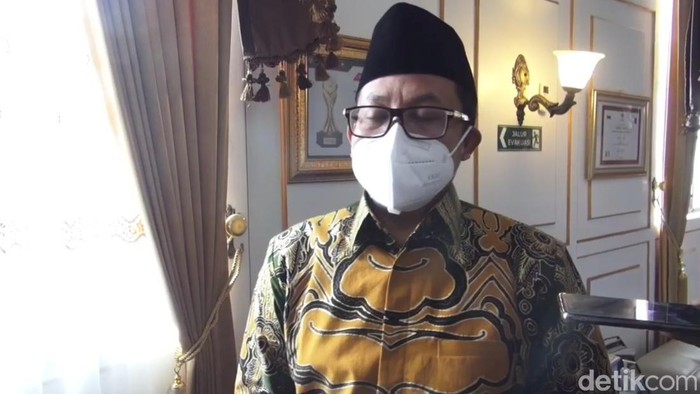 Wali Kota Malang Sutiaji disebut-sebut sebagai orang yang pertama melontarkan wacana Halal City. Namun ia membantah pernah menyampaikan pernyataan itu.