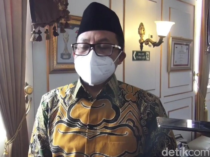 Wali Kota Malang Sutiaji disebut-sebut sebagai orang yang pertama melontarkan wacana Halal City. Namun ia membantah pernah menyampaikan pernyataan itu.