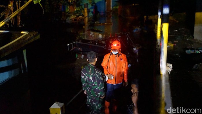 Wali Kota Sukabumi Achmad Fahmi melakukan pemantauan di beberapa titik bencana banjir, khususnya di Kecamatan Baros, Kamis (17/2/2022) malam. Dalam pemantauannya, ia didampingi oleh Dandim 0607 Kota Sukabumi Letkol Inf Dedy Arianto.