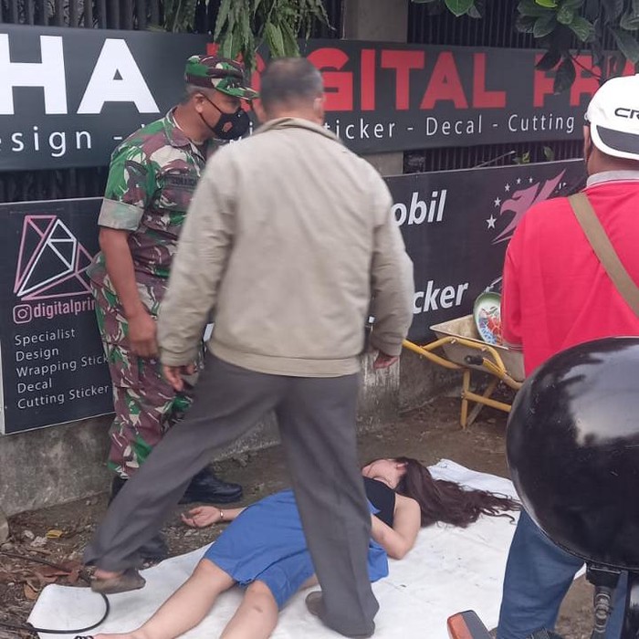 Wanita mabuk berbusana terbuka tergeletak di pinggir jalan Palembang