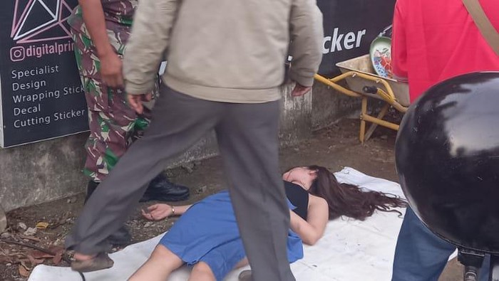 Wanita mabuk berbusana terbuka tergeletak di pinggir jalan Palembang