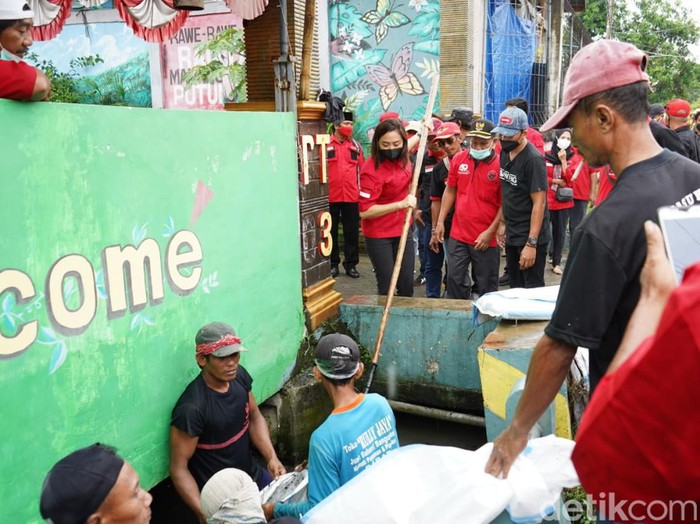 Warga kerjabakti tangani banjir di Lamongan