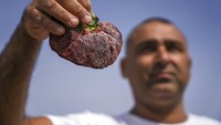 Petani Chahi Ariel menunjukan strawberry dengan berat 289 gram di perkebunannya di Kadima-Zoran, wilayah Israel, Kamis (17/2/2022).