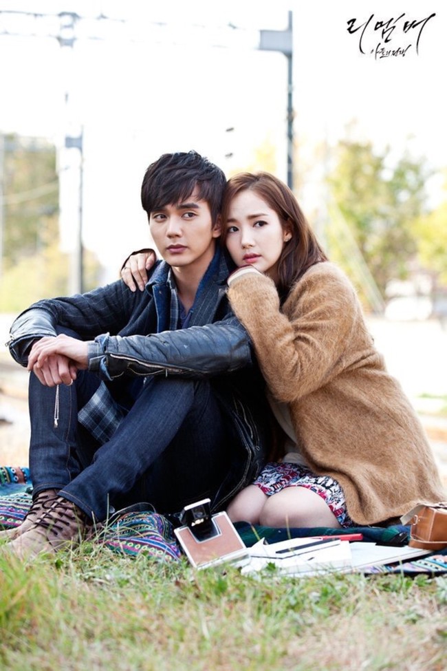 Pada 2015, Park Min Young dipasangkan dengan Yoo Seung Ho yang terpaut tujuh tahun darinya. Dia menjadi jaksa yang memperjuangkan kasus ayah Yoo Seung Ho dalam drama Korea Remember. Foto: dok. SBS