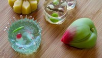 Kue manis ini bernama wagashi, biasanya disajikan sebagai kudapan tradisional saat menjelang musim panas. Bentuknya beragam mulai bunga hingga burung menggemaskan. Foto: Brightside