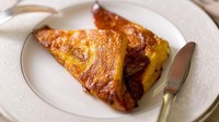 Klasik tapi tak pernah bikin bosan, inilah resep French toast yang bisa kamu coba. Seperti buatan hotel berbintang di Jepang, bahan-bahannya ada roti tawar, gula pasir, krim segar, susu cair, telur ayam, dan butter. Yuk intip resepnya di sini. Foto: Dok. New Otani Hotel Osaka