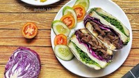 Kalau mau resep roti gaya Asia, Bulgogi Korean Sandwich ini layak dicoba. Sifatnya praktis dan rasanya enak, cocok buat bekal pergi di akhir pekan. Isinya ada daging sapi bumbu bulgogi yang manis gurih. Cek resepnya di sini. Foto: Novita SW  