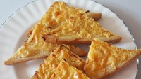 Stok roti tawar masih banyak? Coba bikin versi yang gurih yaitu dengan tambahan keju cheddar dan cheese melt. Cara bikinnya gampang, tinggal dipanggang dalam oven. Ikuti resepnya ini. Foto: detikfood