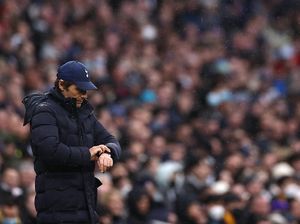Tottenham Jamin Posisi Antonio Conte