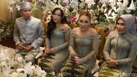 Keluarga ayah Rojak yang juga tampil menawan dengan busana senada. Foto: Noel/detikhot