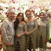 Selain pengajian, diadakan pula acara siraman di mana keluarga Ayu Ting Ting memakai busana berwarna hijau tosca. Ada momen haru di mana Syifa meminta restu ayah Rojak, istri, dan kakaknya itu. Foto: Noel/detikhot