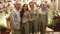 Penampilan keluarga ayah Rojak yang bahagia di acara siraman Assyifa Nuraini. Foto: Noel/detikhot