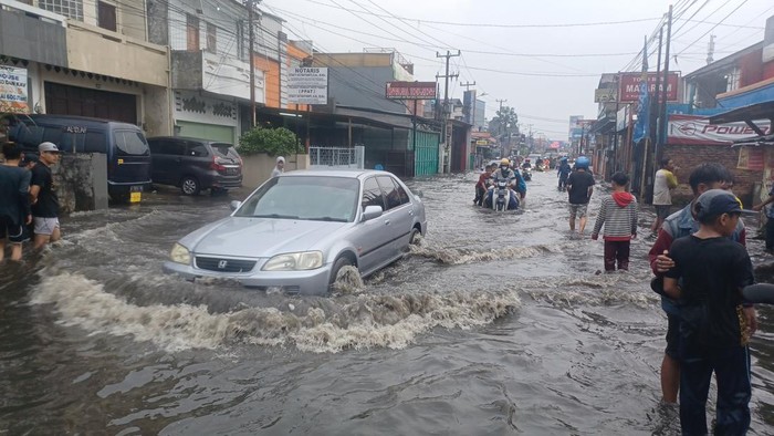 Banjir terjang Kopo Sayati Bandung