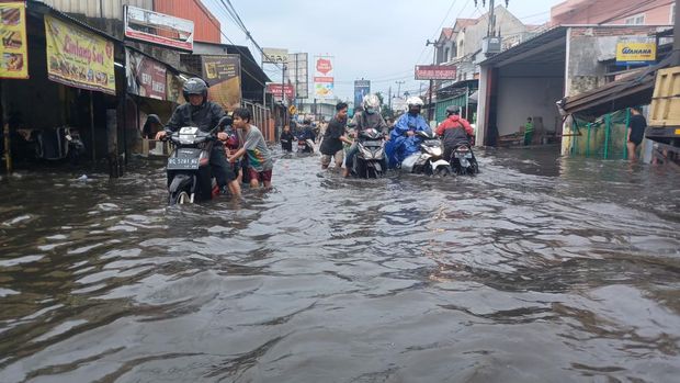 Banjir terjang Kopo Sayati Bandung