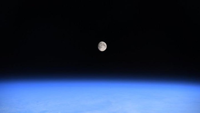 Bulan purnama dari antariksa