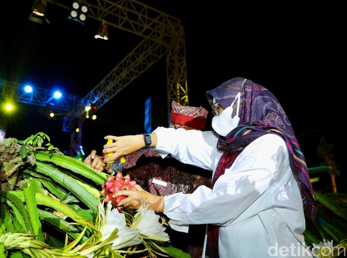 Bupati Banyuwangi Ipuk di Festival Buah Naga