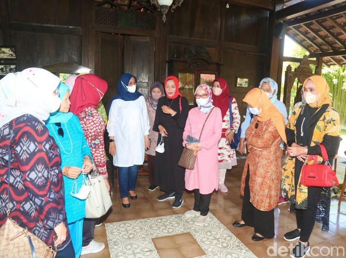 Bupati Ipuk bersama aktivis perempuan